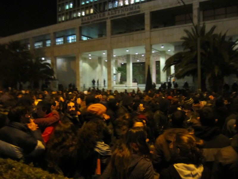 Εικόνα από τη συγκεντρωση αλληλεγγύης έξω από τη ΓΑΔΑ που πραγματοποιήθηκε το ίδιο βράδυ